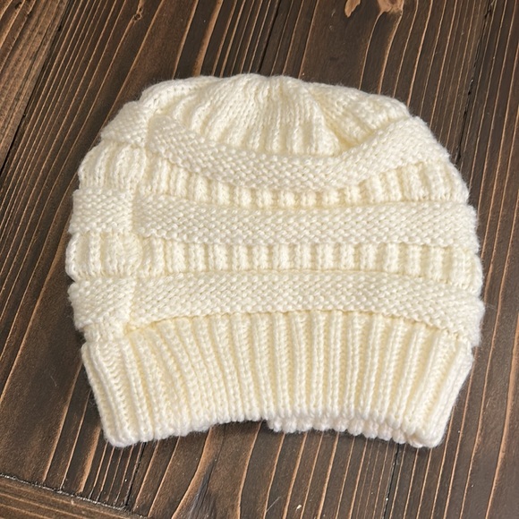 Two women’s CC beanies - Picture 7 of 9